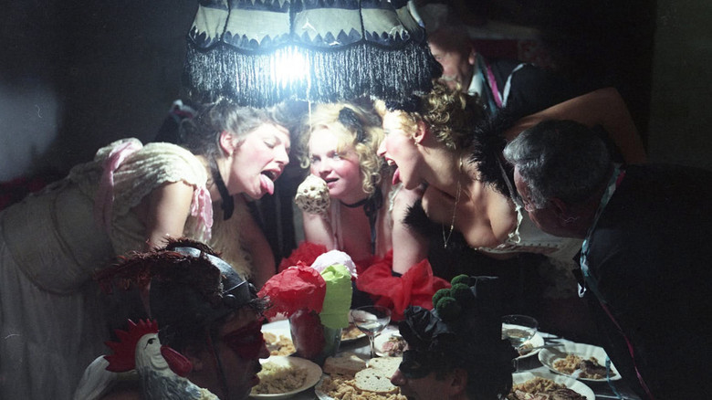 кадр из фильма De ce trag clopotele, Mitică?