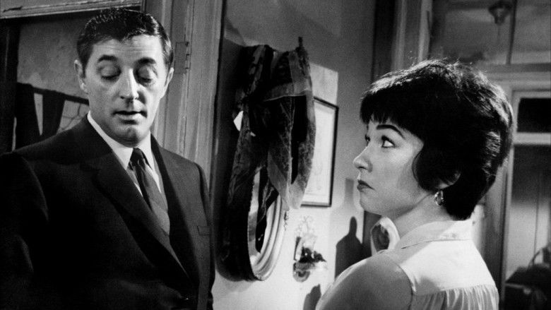 кадр из фильма Двое на качелях