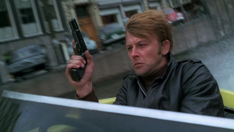 кадр из фильма Кукла на цепи