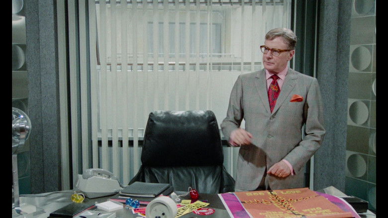 кадр из фильма Tout le monde il est beau, tout le monde il est gentil