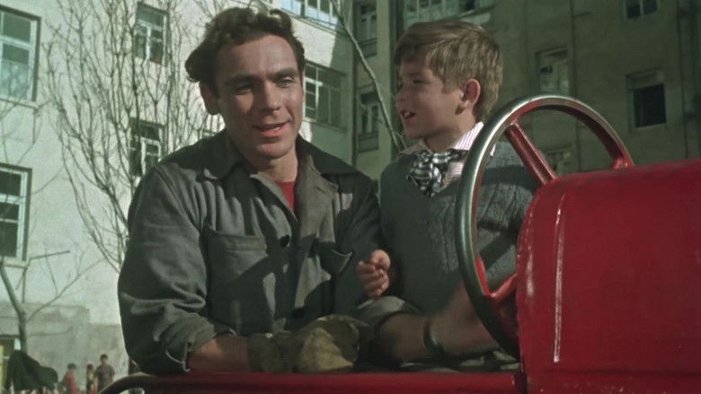 кадр из фильма Каток и скрипка