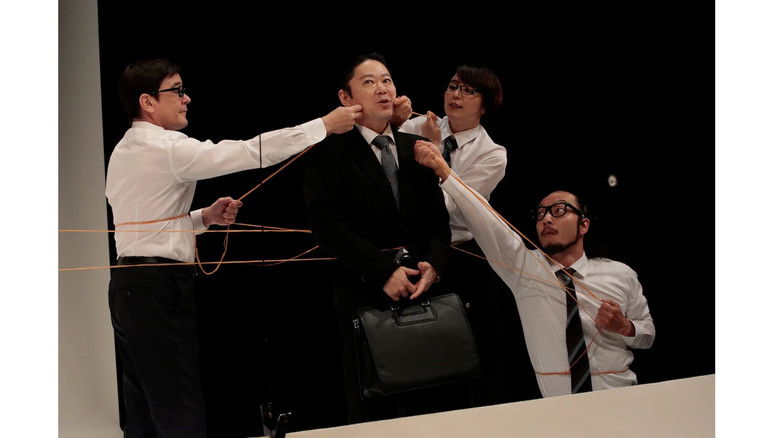 кадр из фильма THE BEE