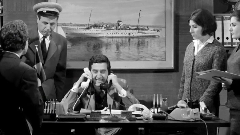 кадр из фильма Άνθρωπος για Όλες τις Δουλειές...