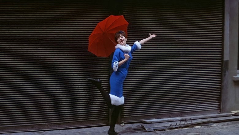 кадр из фильма Женщина есть женщина