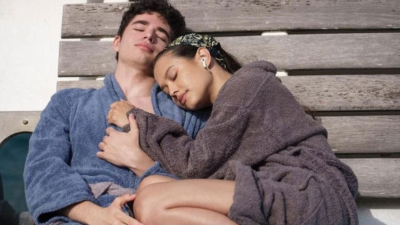 кадр из фильма Из моего окна: За морями