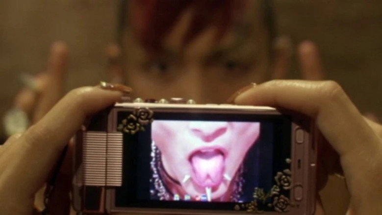 кадр из фильма 蛇にピアス