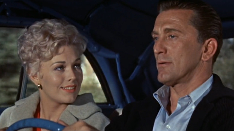 кадр из фильма Мы незнакомы, когда встречаемся