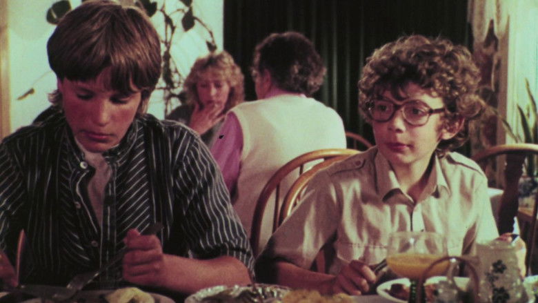 кадр из фильма Путешествие по реке с курицей