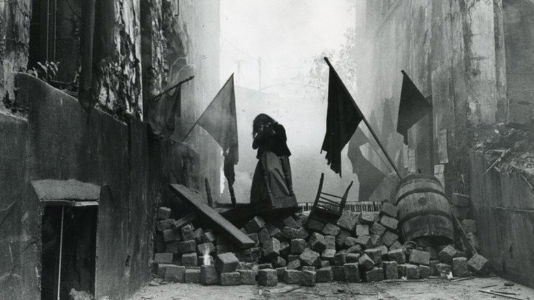 кадр из фильма La Commune (Paris, 1871)