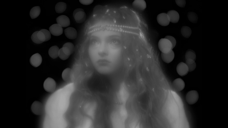 кадр из фильма Οι Παράξενες Περιπέτειες του Επιθεωρητή Ντυλάκ, Μέρος 8: Το Μυστήριο της Χαμένης Ορτανσίας