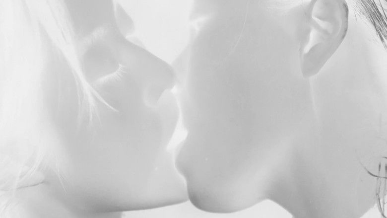 кадр из фильма Облако в ее комнате