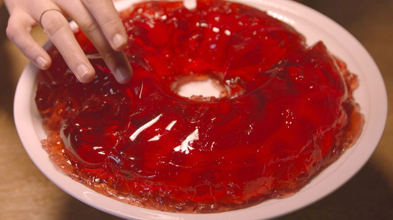 кадр из фильма There Is Only One Way to Hold a Knife