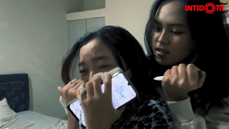 кадр из фильма Di Tengah Dua Saudari 2