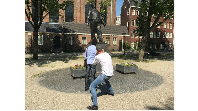 кадр из фильма Lifesaving Radio Dabanga