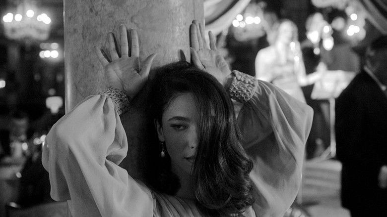 кадр из фильма За рекой, в тени деревьев