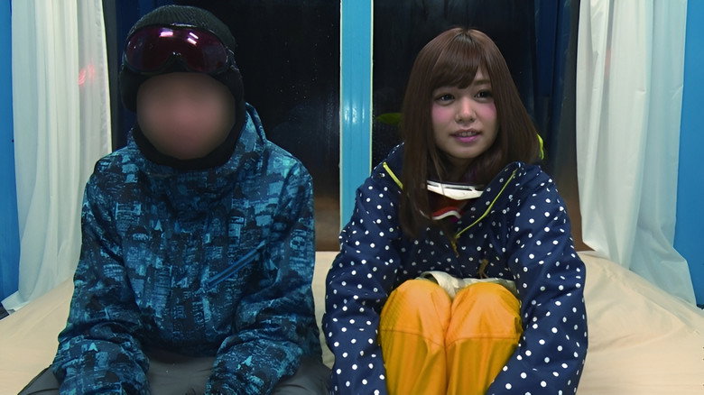 кадр из фильма 「カップル限定」マジックミラー号で、自慢の彼女を「寝とってください」真正中出し！12 スキー場で見つけたカップル6組