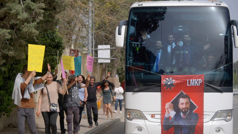 кадр из фильма İllegal Hayatlar: Meclis