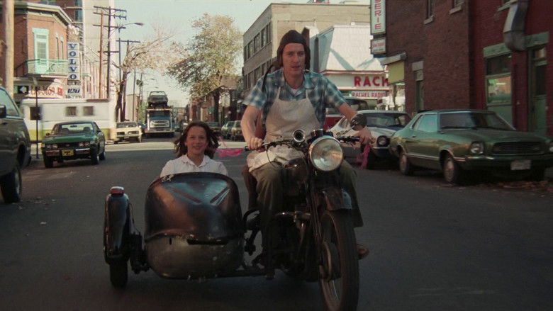 кадр из фильма L'eau chaude, l'eau frette