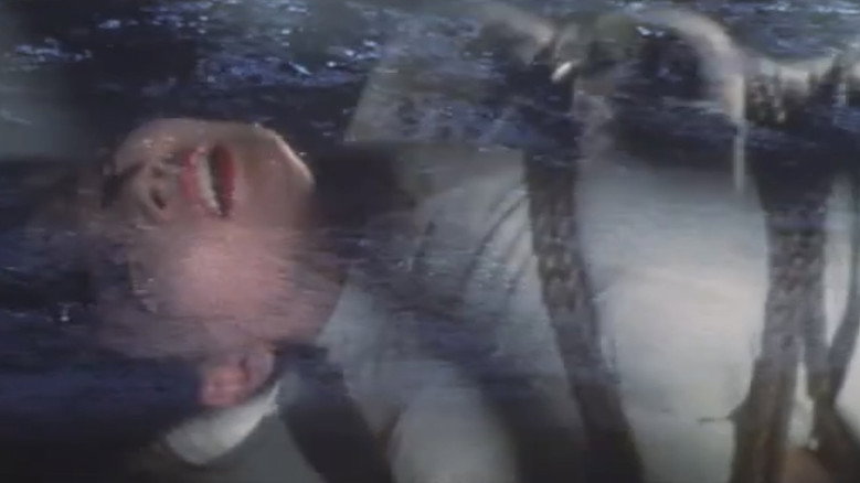 кадр из фильма Все женщины — шлюхи