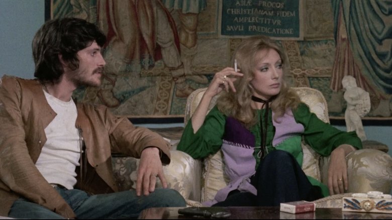 Трава окрашенная в красный цвет