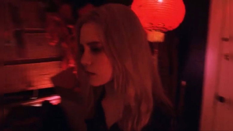 кадр из фильма Белый Олеандр