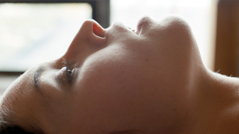 кадр из фильма Ниже её губ