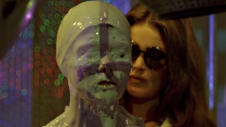 кадр из фильма Вторжение девушек-пчел