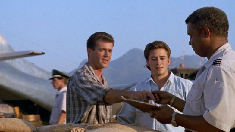 кадр из фильма Эйр Америка