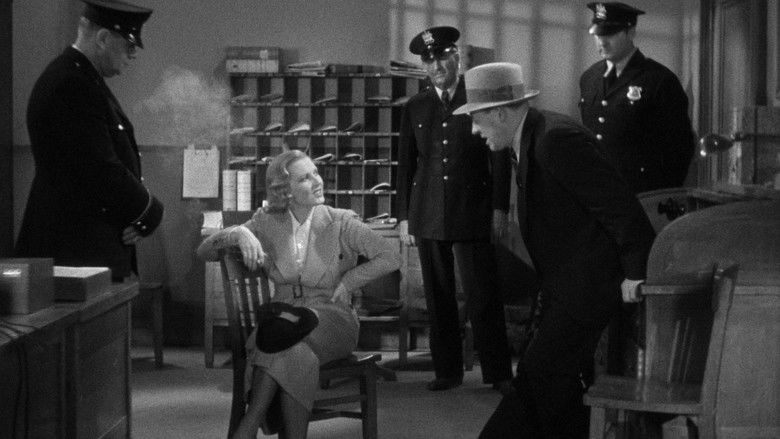 кадр из фильма Весь город говорит