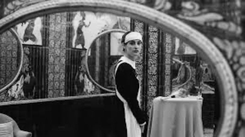 кадр из фильма Un mois chez les filles