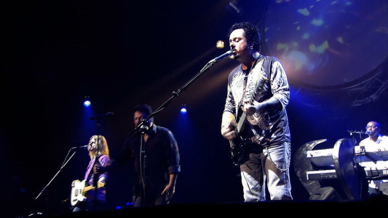 кадр из фильма Toto: Falling in Between Live