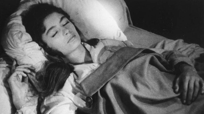 кадр из фильма Le Rideau cramoisi