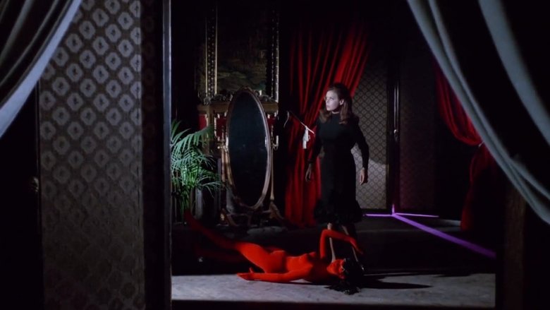 кадр из фильма Кровь и черные кружева