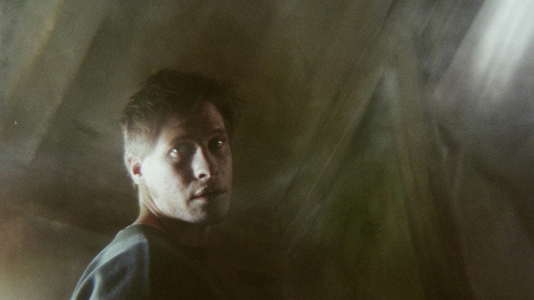 кадр из фильма Мать и сын