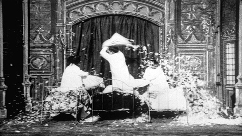 кадр из фильма Bataille d’enfants à coup d’oreillers