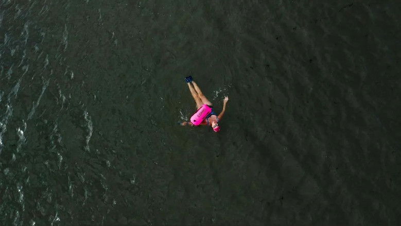 кадр из фильма Jo in the Water