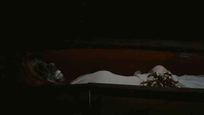 кадр из фильма Ночью Эвелин вышла из могилы