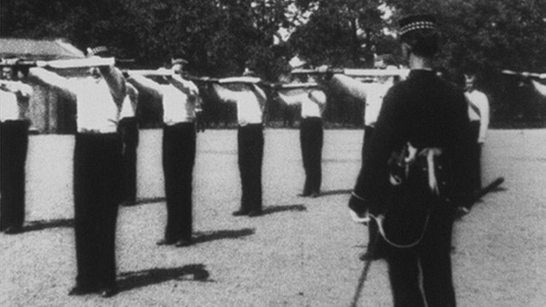 кадр из фильма Gardes à pied : exercices d’assouplissement