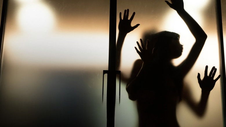 кадр из фильма Под твоей кроватью