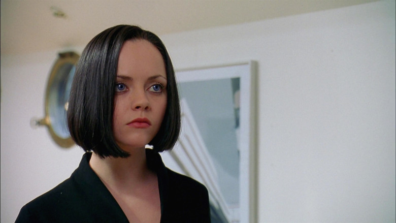 кадр из фильма Найти Алису