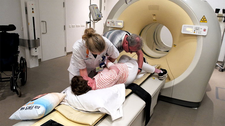 кадр из фильма Bis auf die Knochen - Leben mit FOP