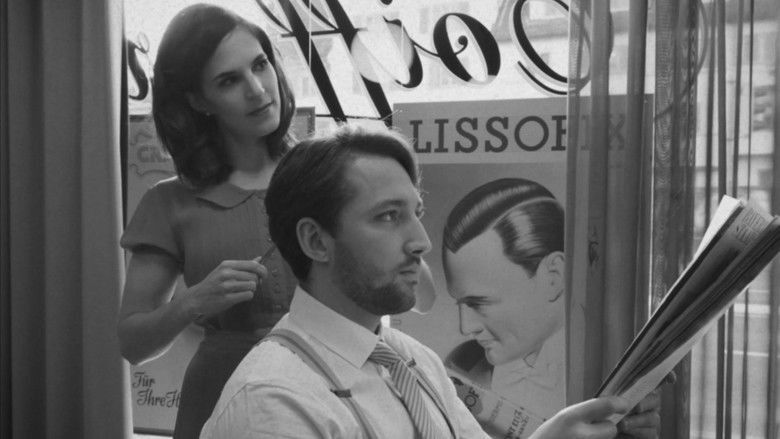 кадр из фильма A Barber's Kiss