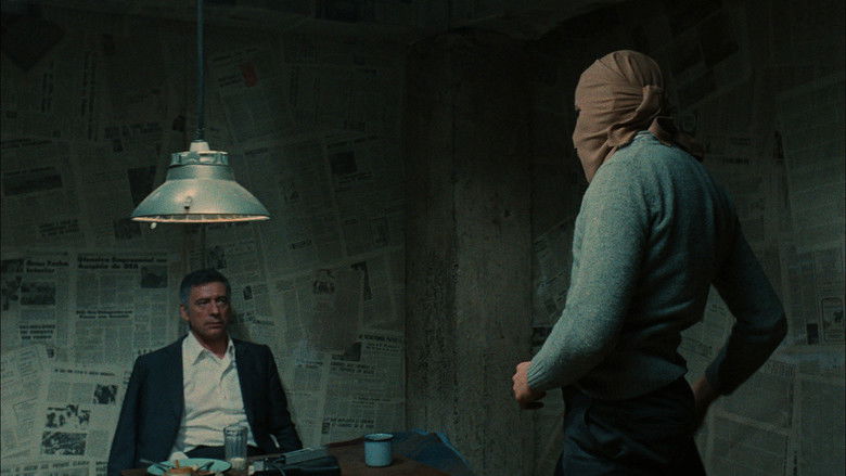 кадр из фильма Осадное положение