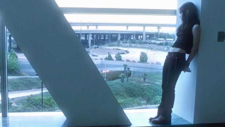 кадр из фильма Белый Олеандр