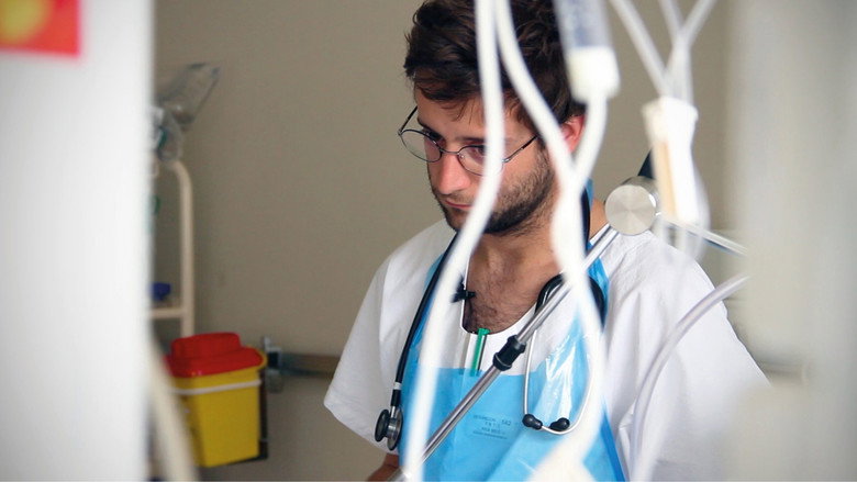 кадр из фильма Toubib, 12 années dans la vie d'un étudiant en médecine