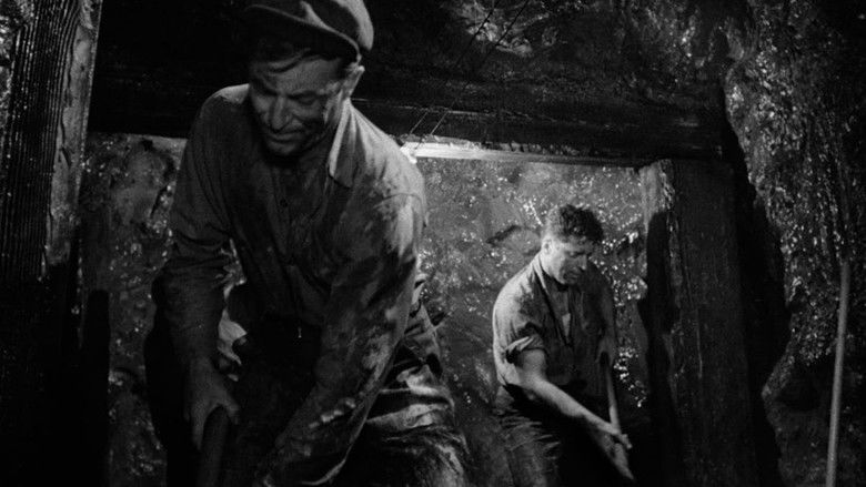 кадр из фильма Грубая сила