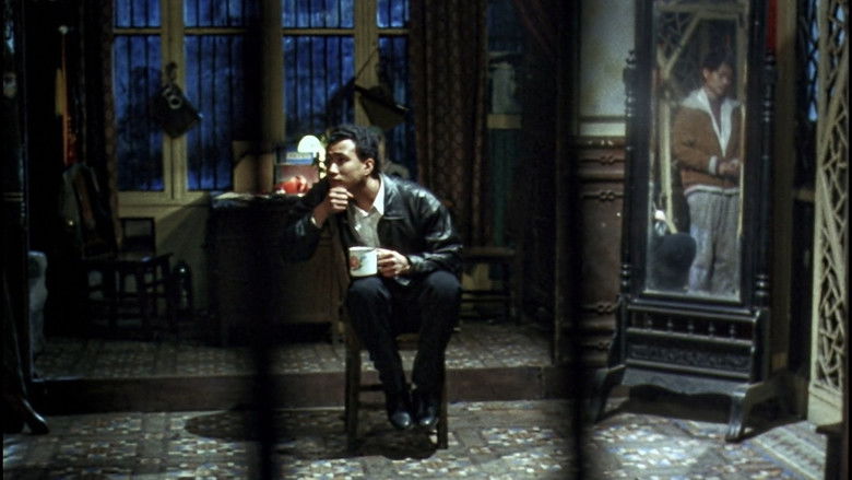 кадр из фильма Восточный дворец, западный дворец