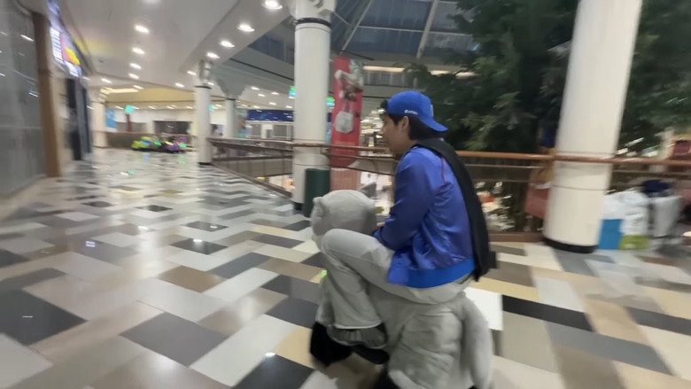 кадр из фильма The Mall of Mystery