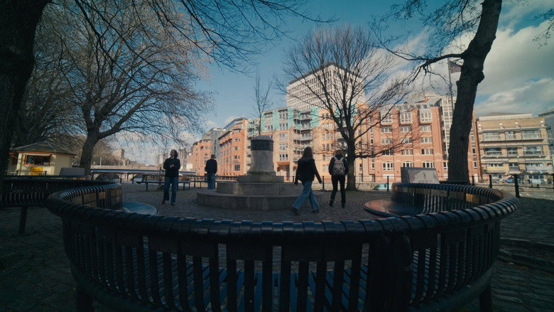 кадр из фильма Public