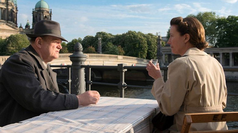 кадр из фильма Одни в Берлине